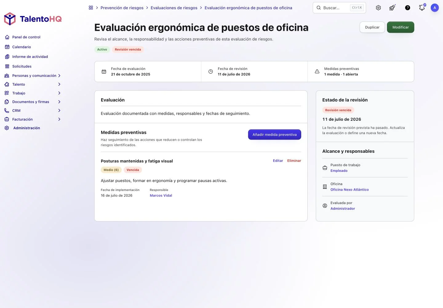 Detalle de una evaluación de riesgos en TalentoHQ con medida, responsable y revisión vencida