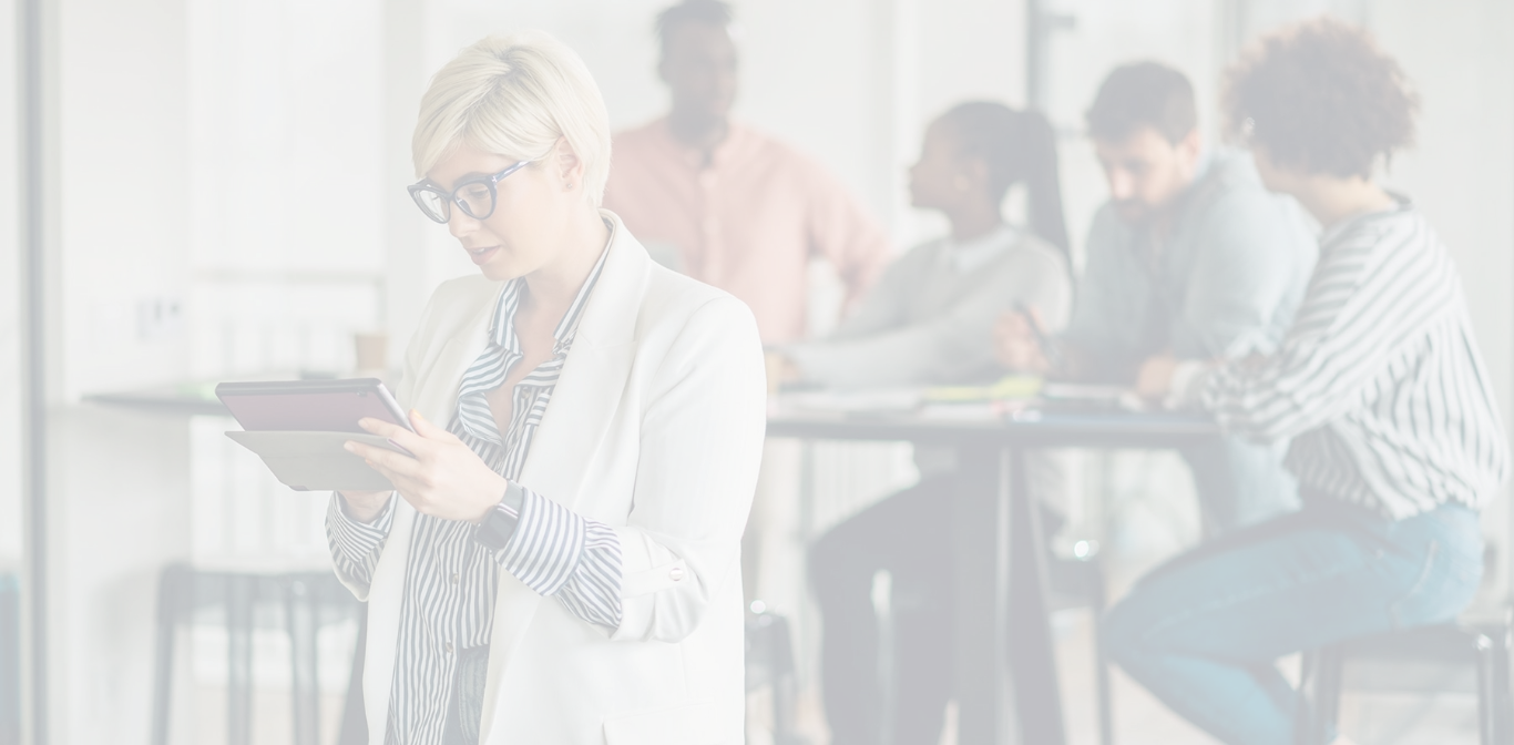 Fachkraft prüft vertrauliche Informationen an einem ruhigen Arbeitsplatz