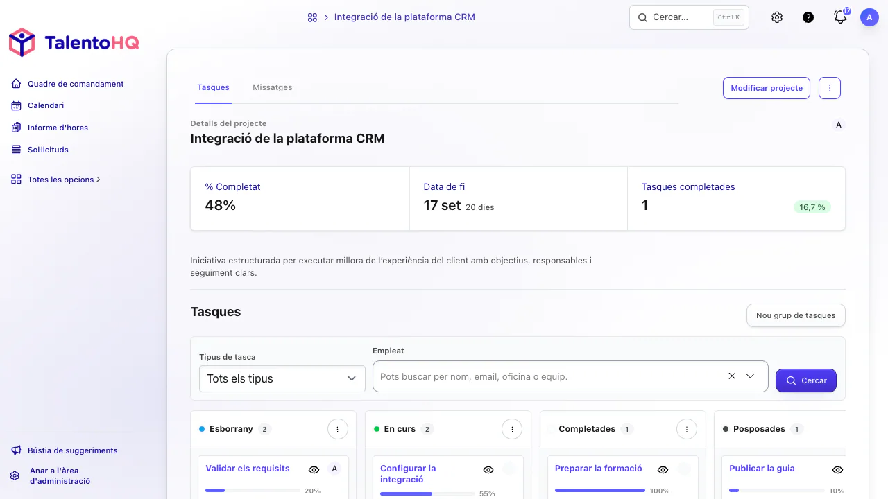 Dues persones professionals revisant informació en una tauleta
