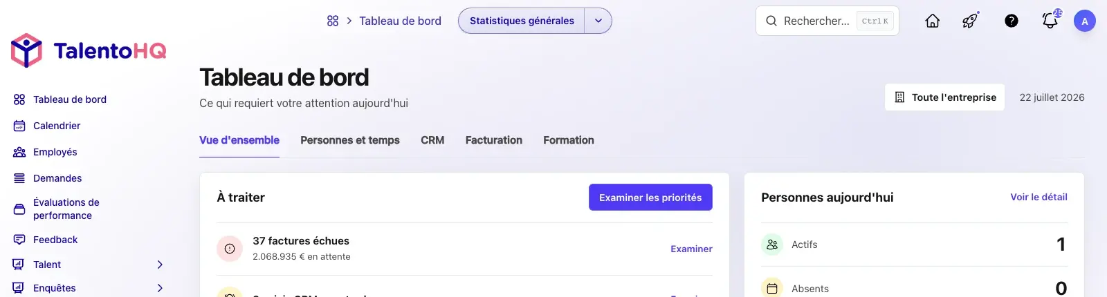 Équipe examinant ensemble des informations de gestion dans TalentoHQ