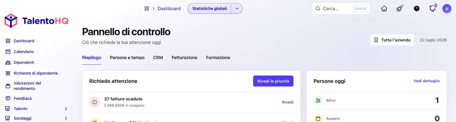 Team che consulta insieme informazioni di gestione in TalentoHQ